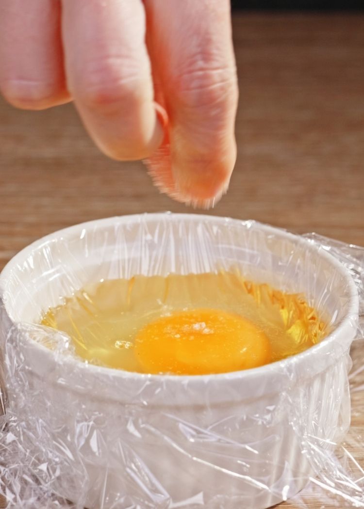 Colocar huevo para hacer  saquitos de huevo