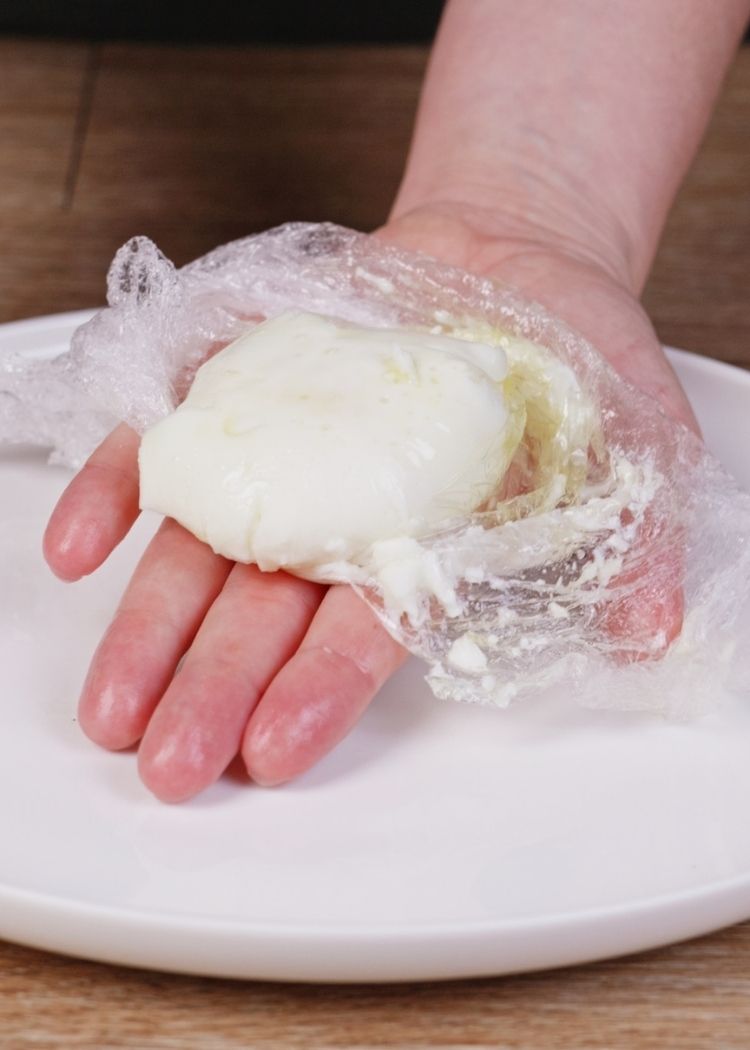 Quitar papel film a saquitos de huevo