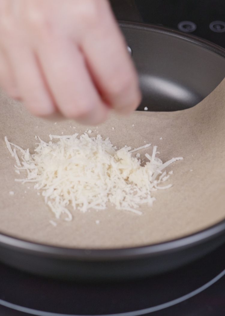 Rallar queso y echar en la sartén para hacer tacos de queso