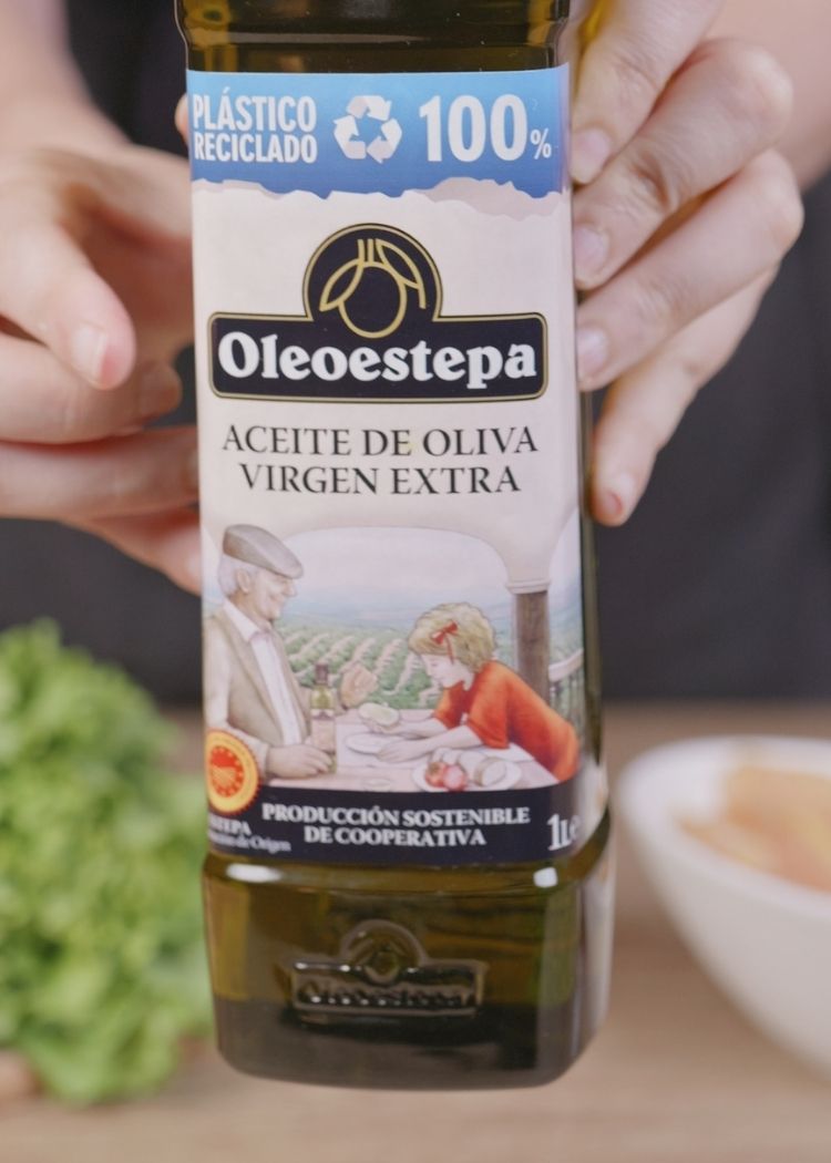 Coger aceite de oliva virgen extra para cocinar pollo para tacos de queso