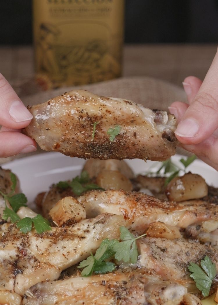 presentación de alitas de pollo con aceite de oliva virgen extra 