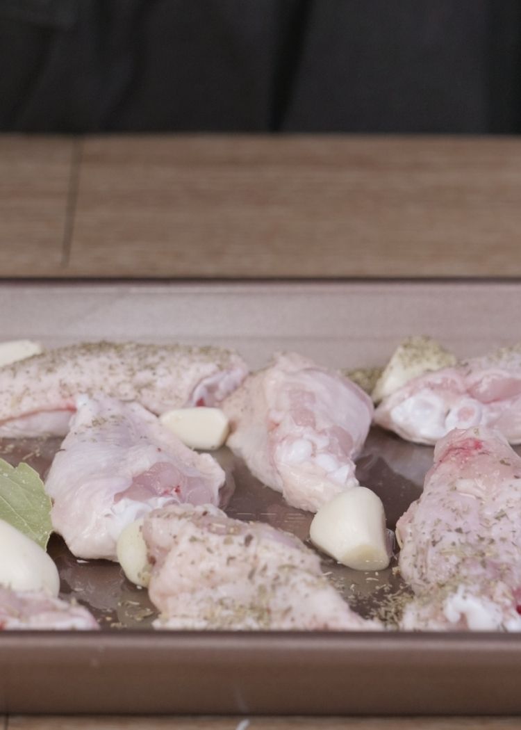 Añadir ingredientes a bandeja de alitas de pollo