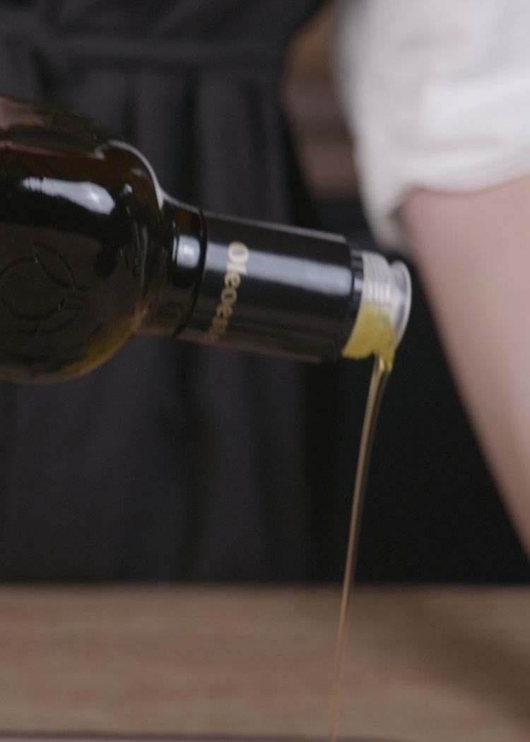 Echar aceite de oliva virgen extra a alitas de pollo