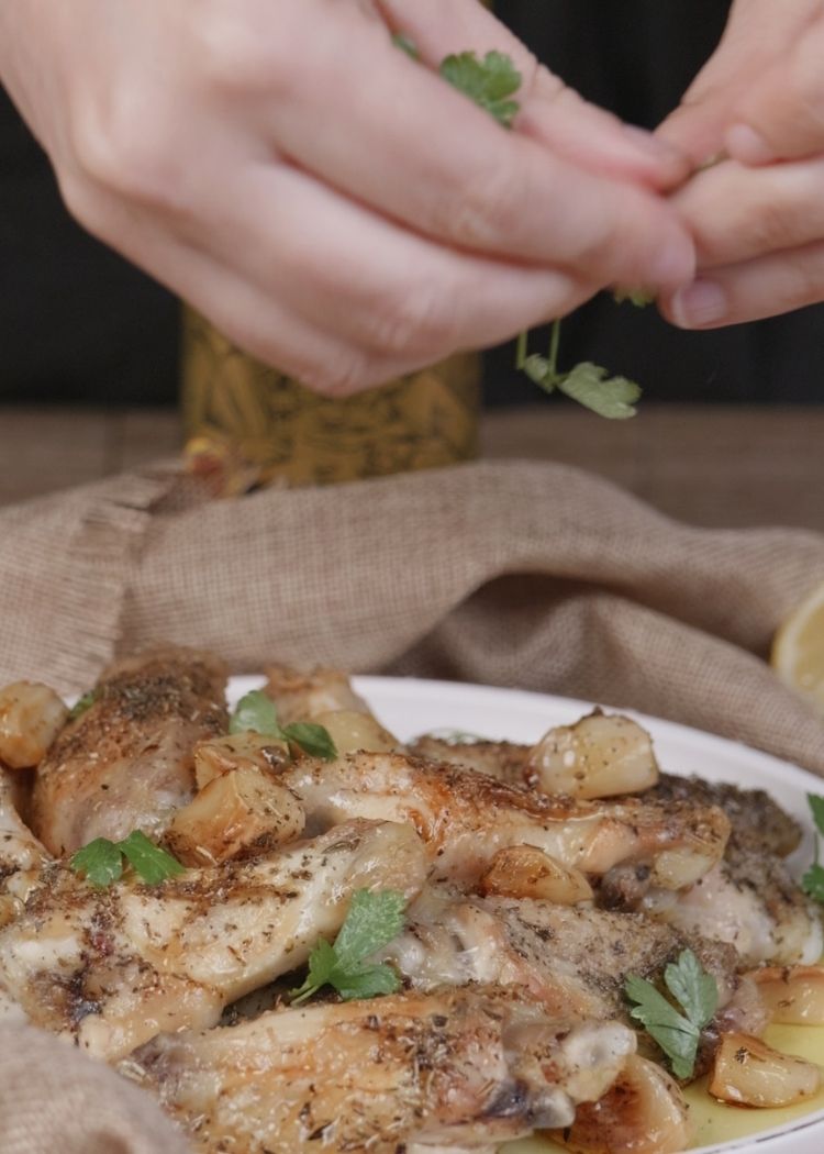 Añadir perejil a alitas de pollo