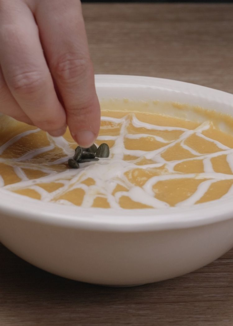 Añadir pipas de calabaza para Crema de calabaza de halloween