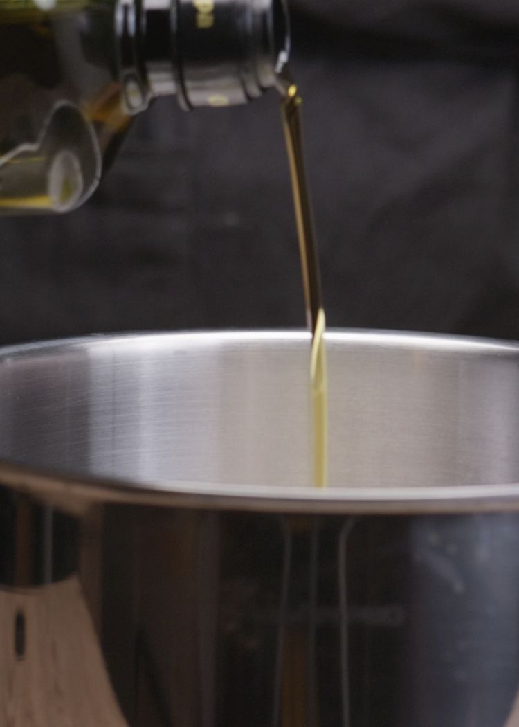 Echar aceite de oliva virgen extra para elaborar la Crema de calabaza de halloween