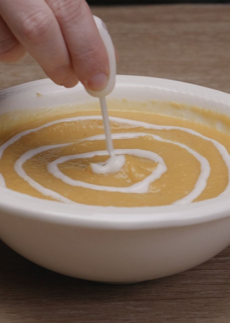 Servir y dibujar telaraña para Crema de calabaza de halloween