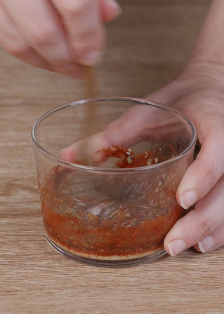 Mezclar ingredientes para salsa para Fiambre de pavo