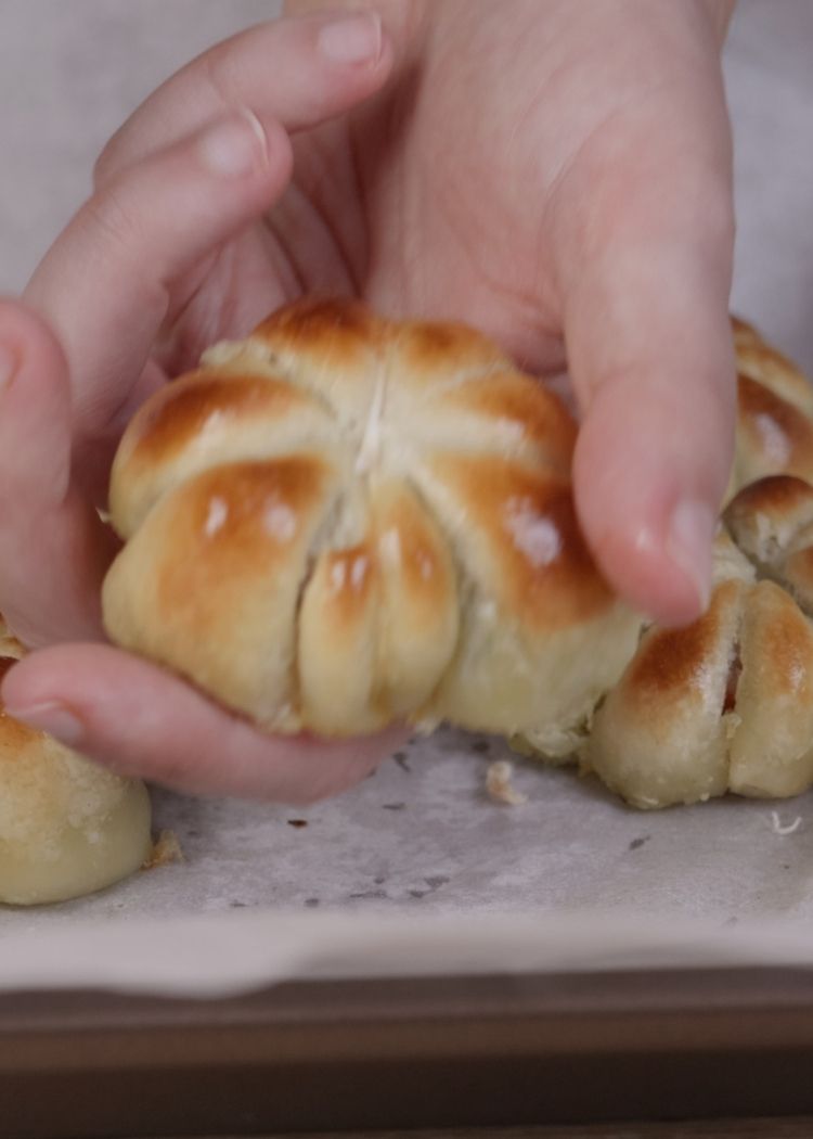 Pincelar y hornear pizza de calabaza