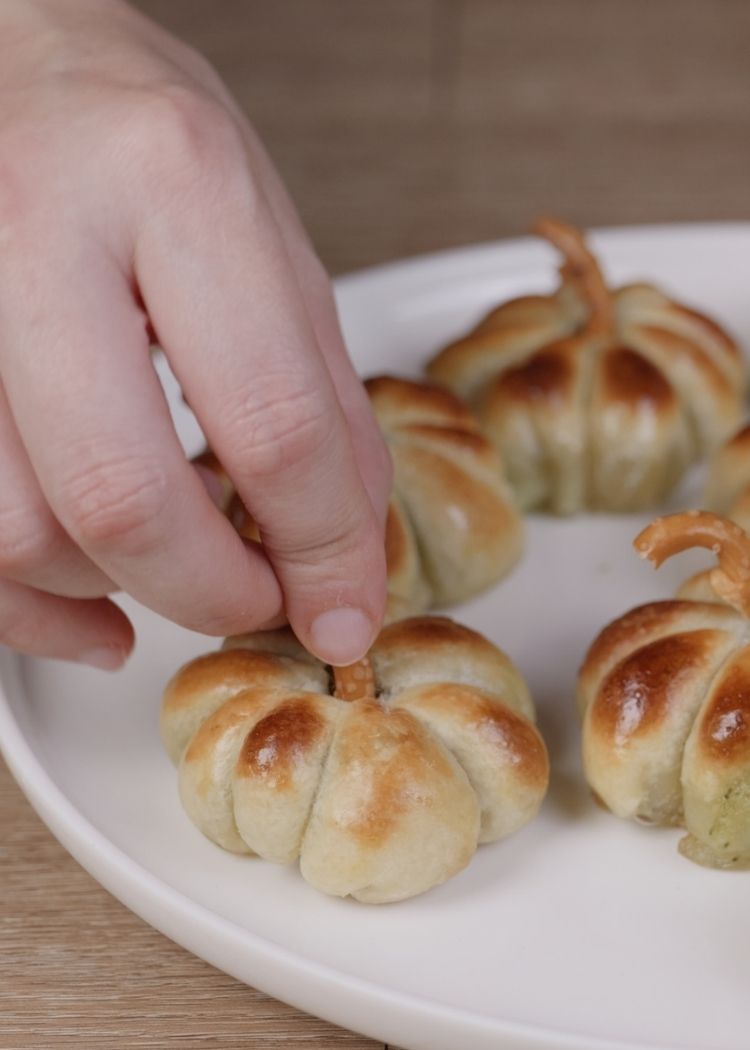 Colocar palo de pretzel para pizza de calabaza