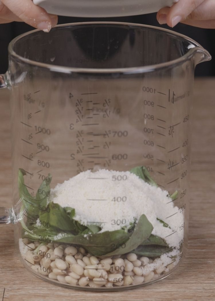 Preparar base de pesto para pizza de calabaza