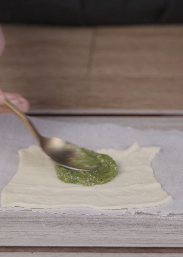 Cortar porciones y echar pesto para pizza de calabaza