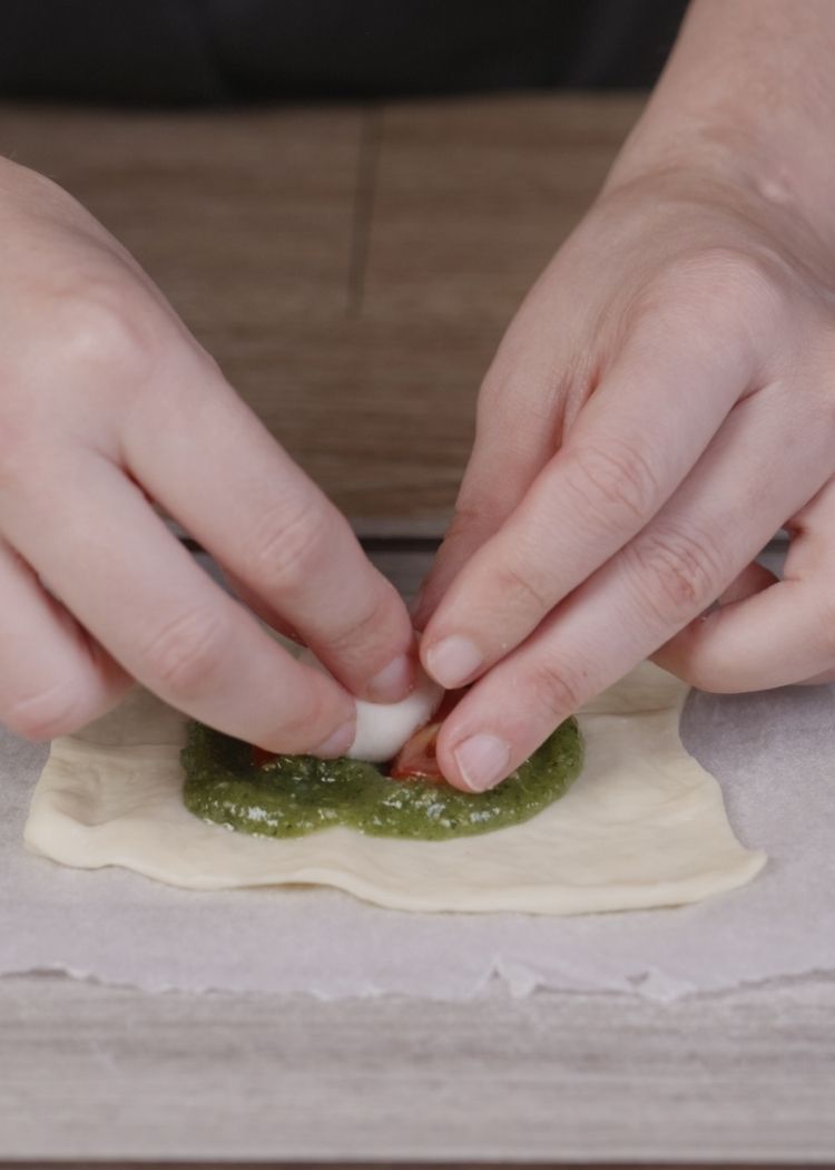 Añadir tomates y mozzarella para pizza de calabaza
