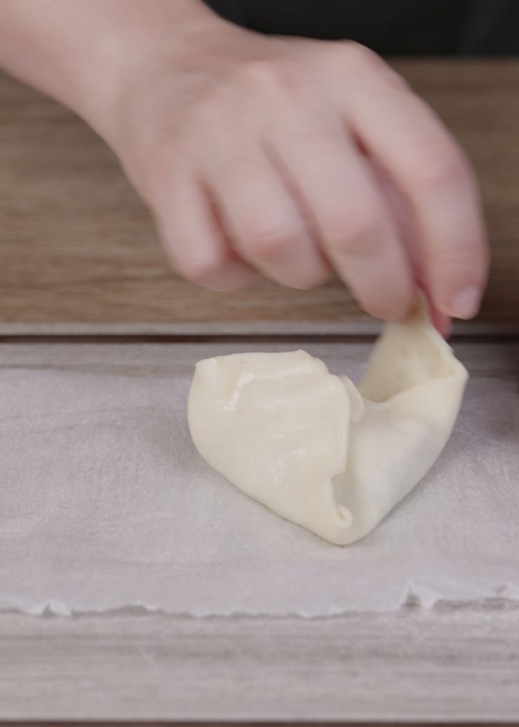 Formar una bola con la masa para pizza de calabaza