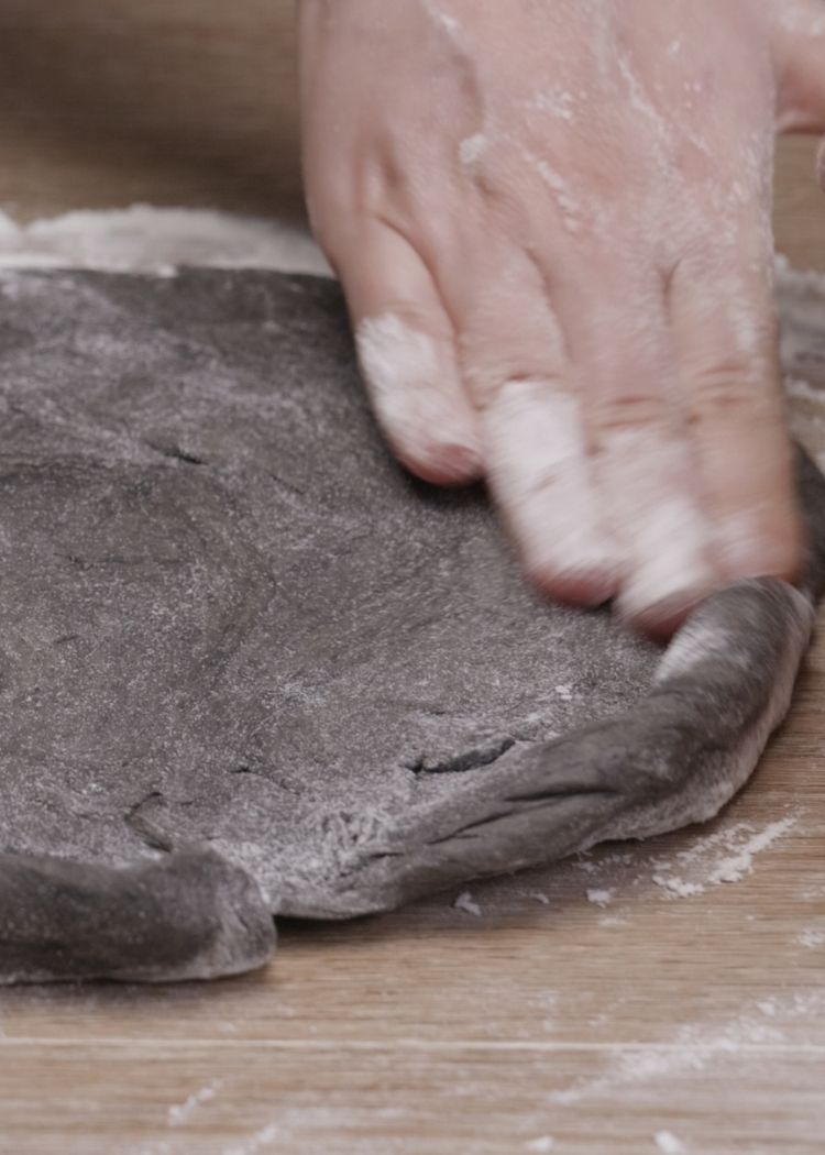 Dar forma a masa de Pizza fantasmagórica