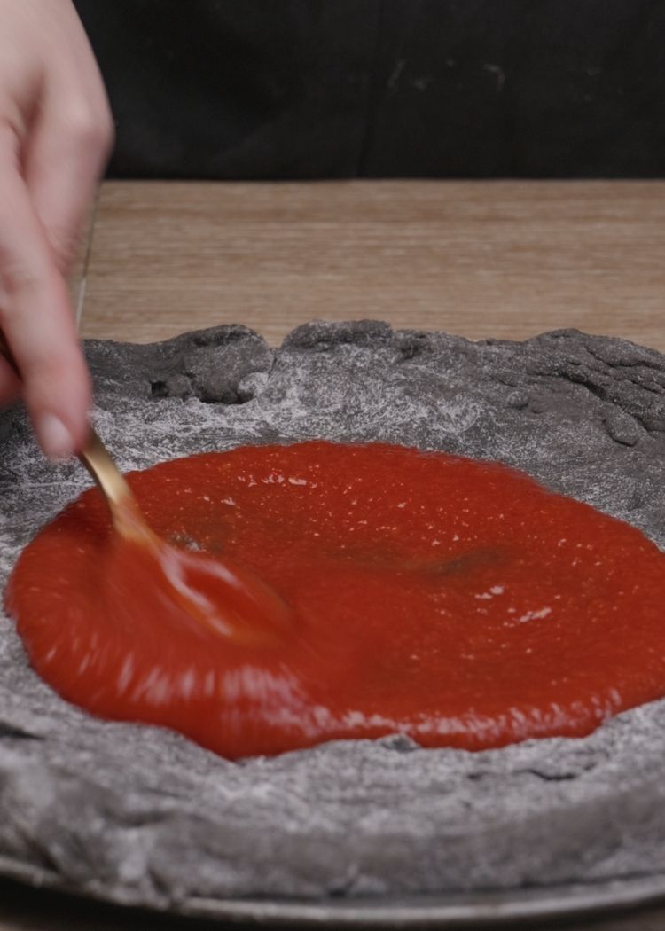 Echar salsa de tomate a Pizza fantasmagórica