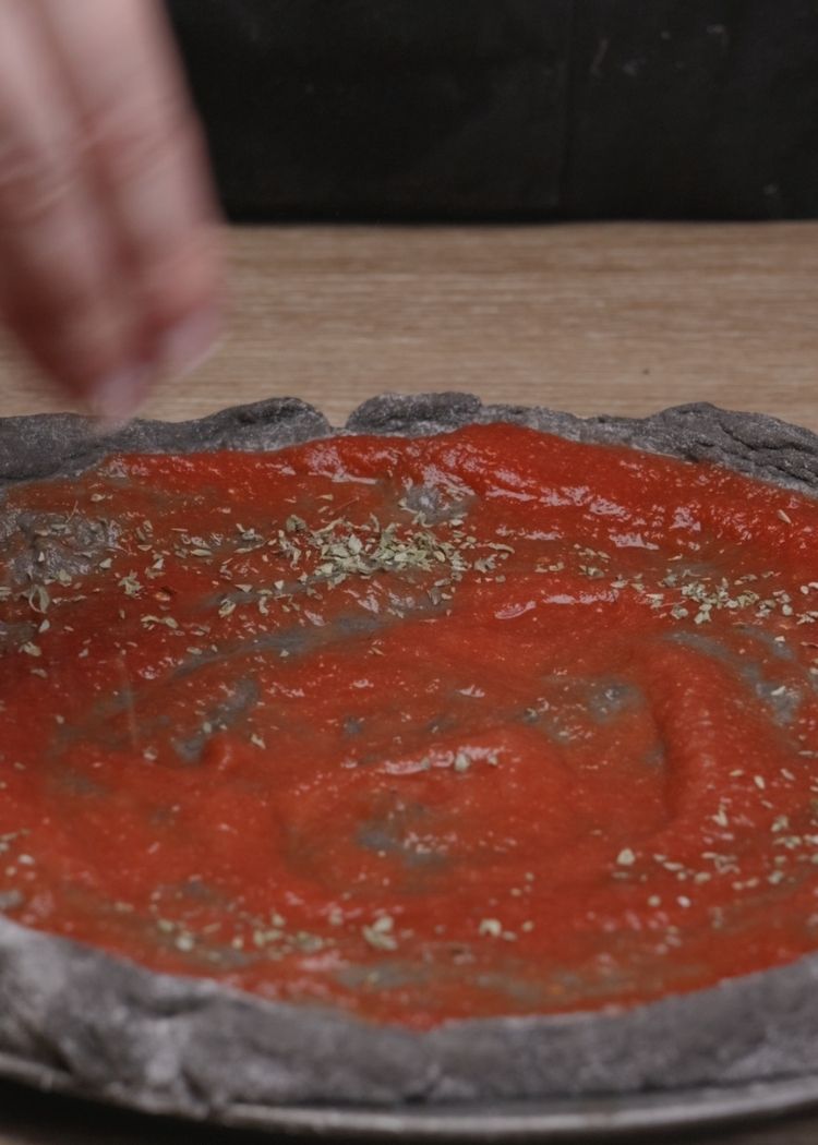 Espolvorear albahaca en Pizza fantasmagórica