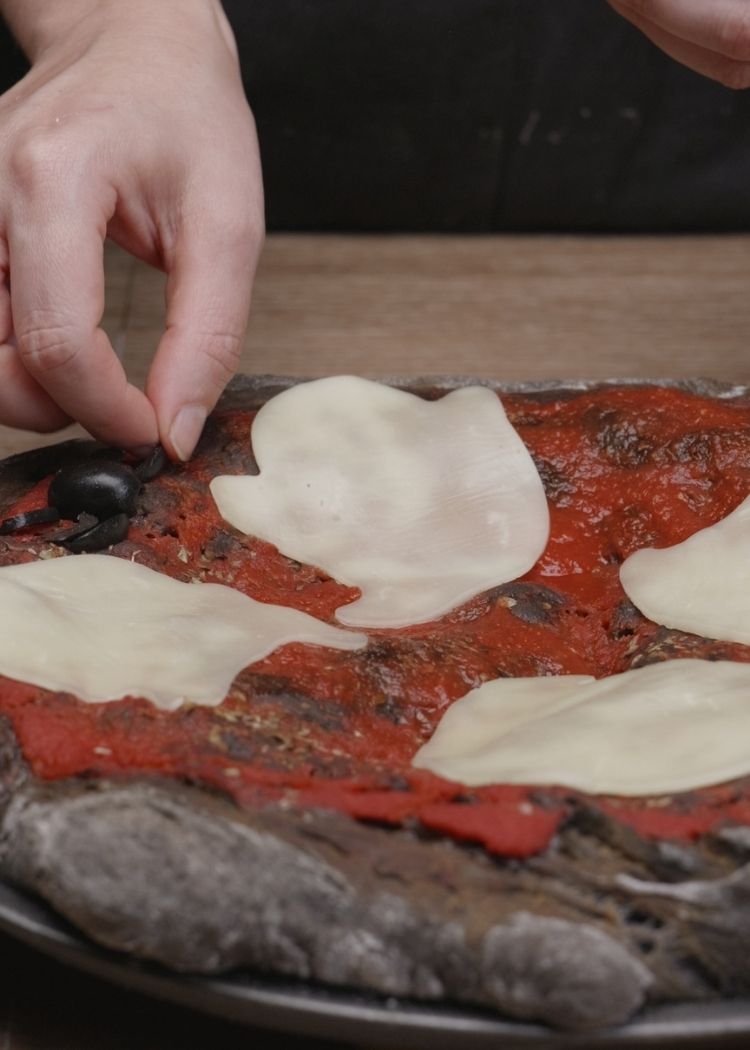 Colocar fantasmas y arañas de Pizza fantasmagórica y volver a hornear