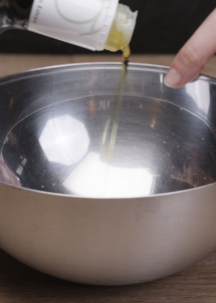 Echar aceite de oliva virgen extra para masa de Pizza fantasmagórica