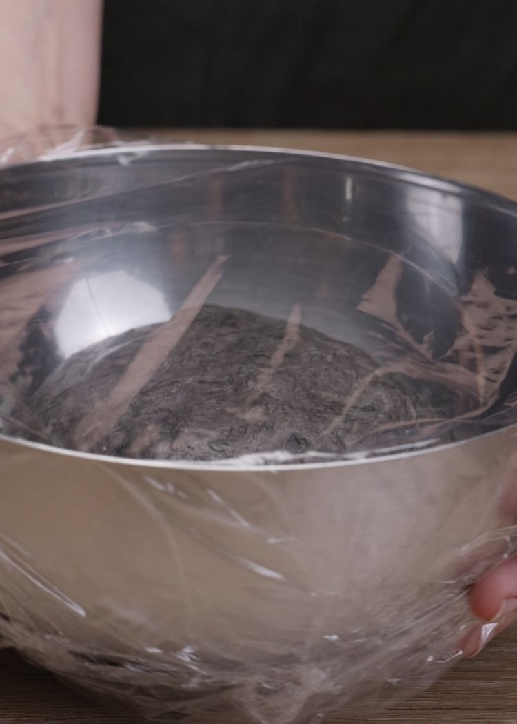 Cubrir con film y reservar masa de Pizza fantasmagórica