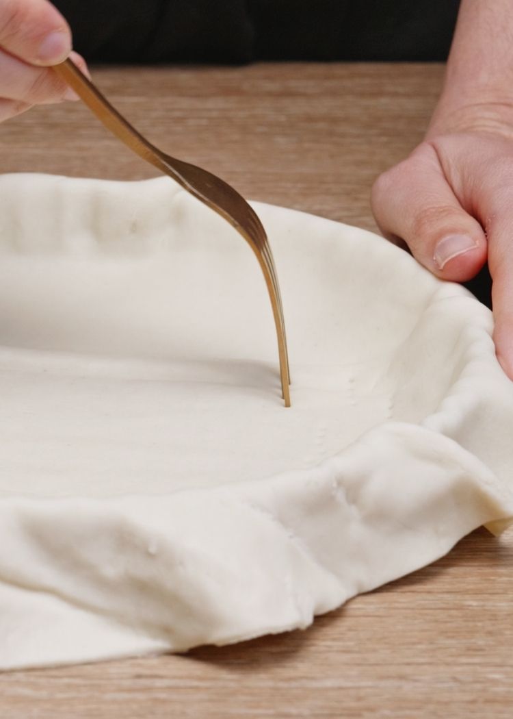 Haz agujeros para en hojaldre para tarta salada de Jack