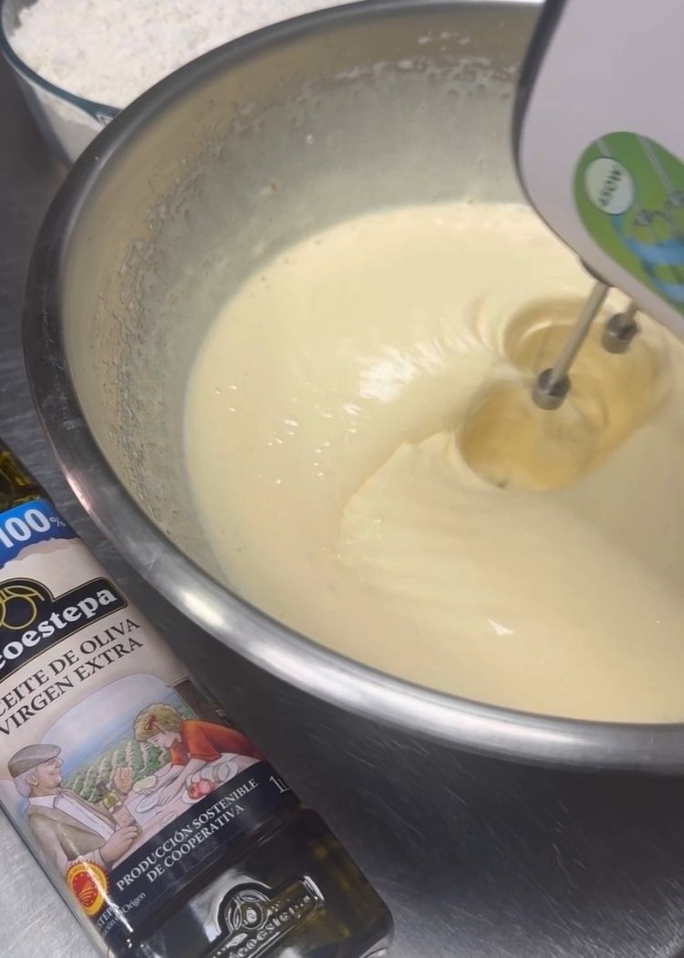 Batir base de bizcocho de aceite de oliva virgen extra