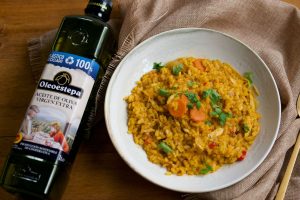 Arroz con sobras de pollo en salsa