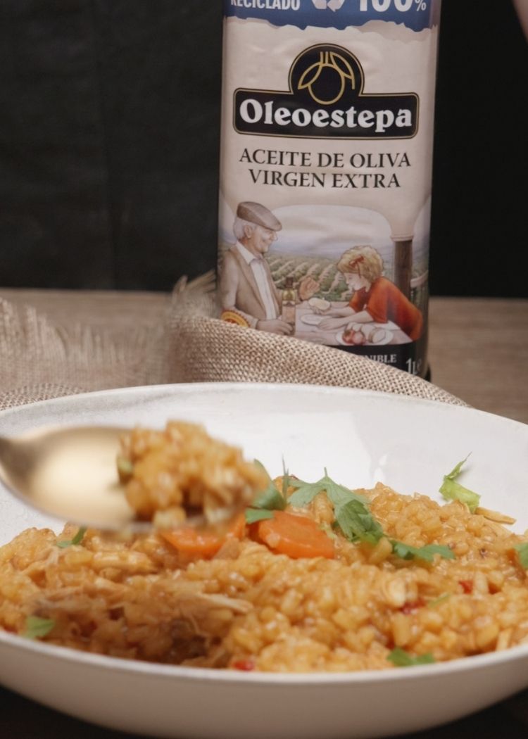 presentación de arroz con sobras de pollo en salsa