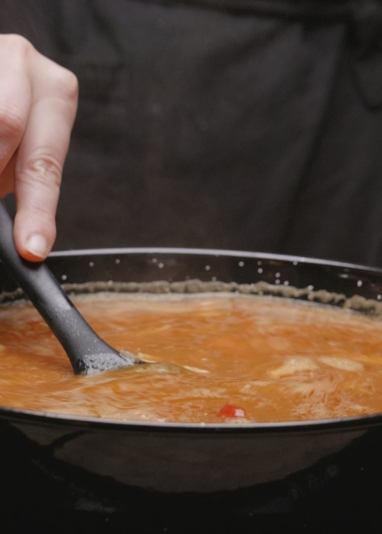 Cocinar 5 minutos a fuego fuerte el arroz arroz con sobras de pollo en salsa