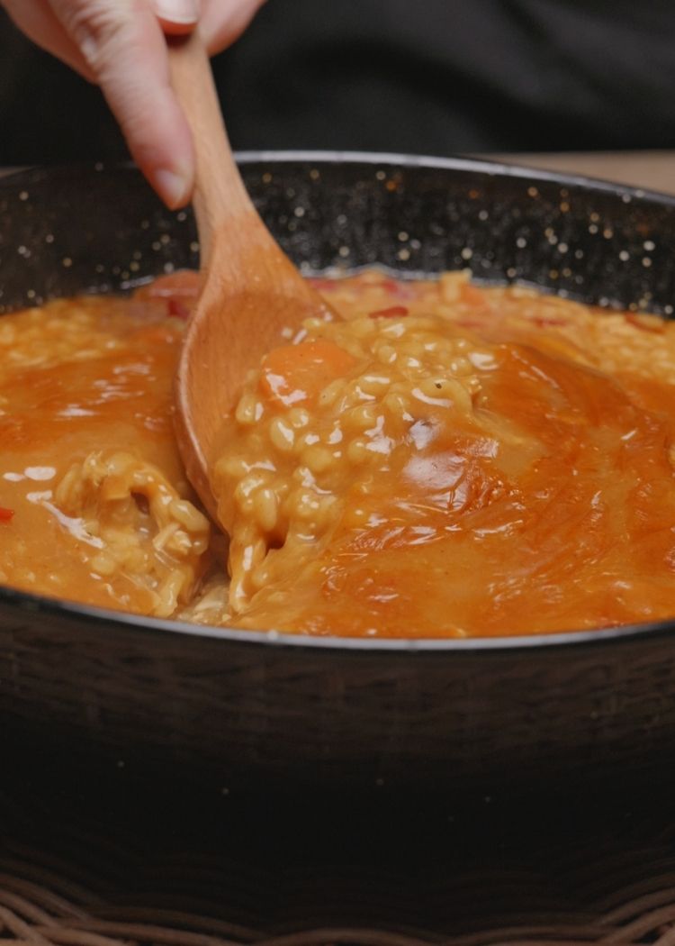 Cocinar 5 minutos a fuego medio y 5 a mínimo para hacer arroz con sobras de pollo en salsa