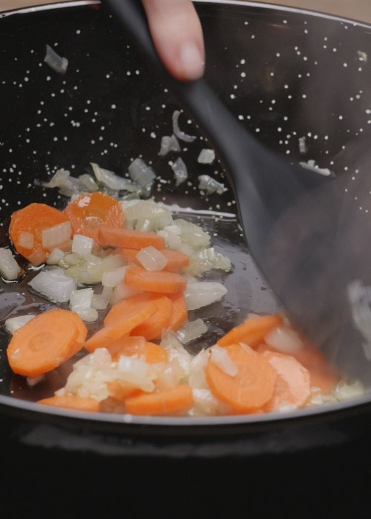 Cocinar cebolla y zanahoria para Arroz con sobras de pollo en salsa