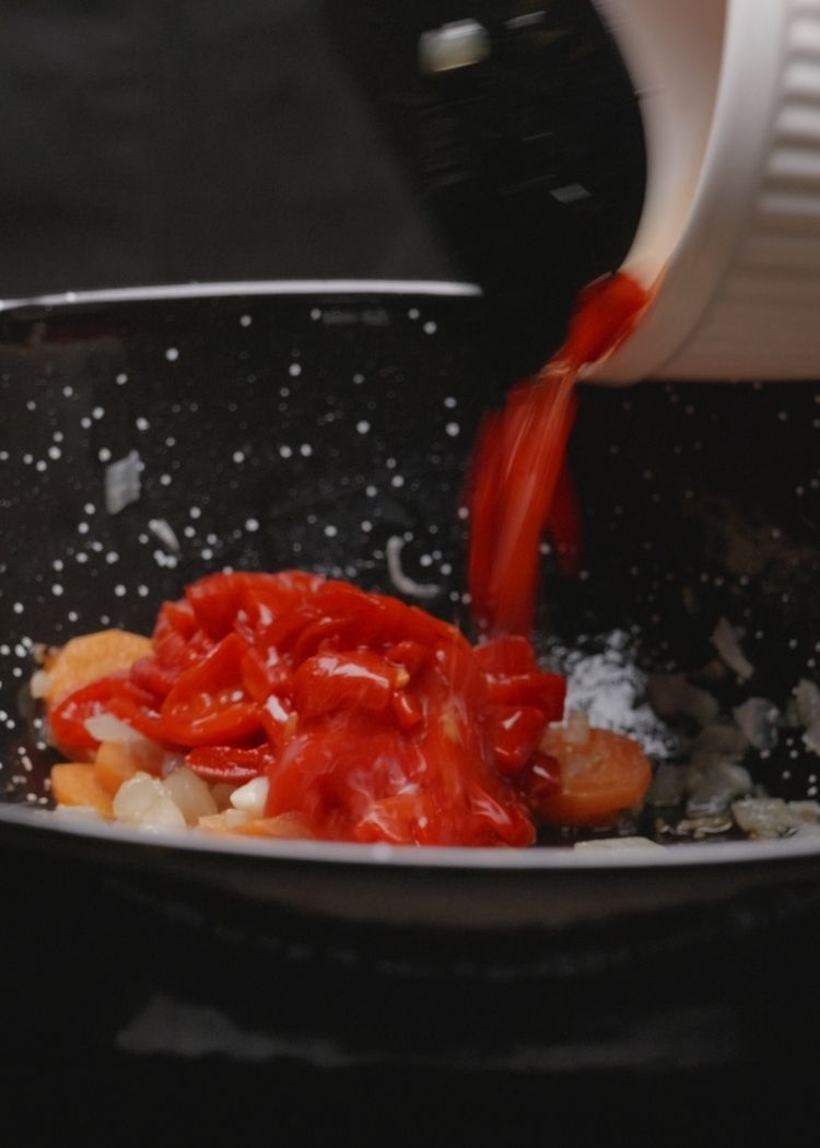 Añadir concentrado de tomate y pimiento a Arroz con sobras de pollo en salsa