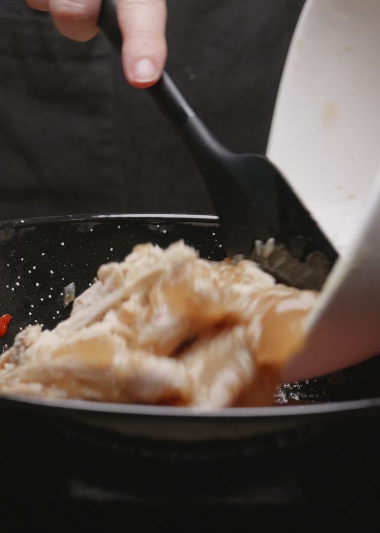 Añadir pollo para elaborar Arroz con sobras de pollo en salsa