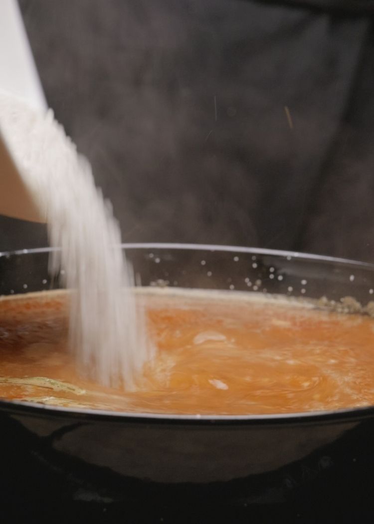 Añadir arroz a arroz con sobras de pollo en salsa