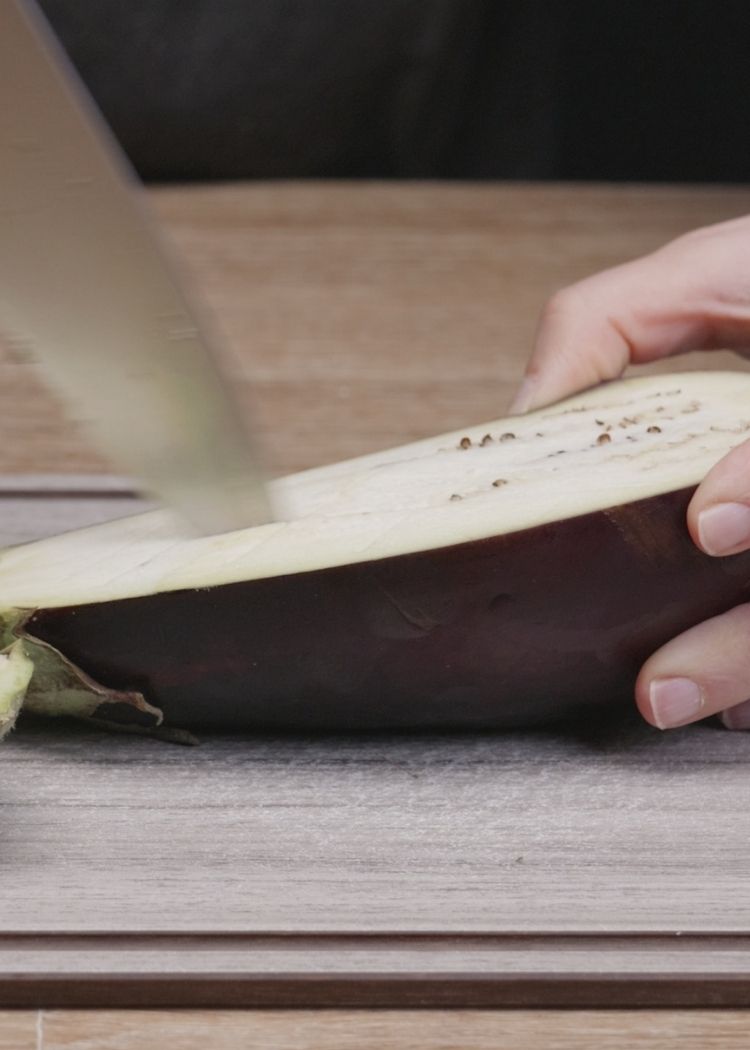 Cortar berenjenas para berenjenas rellenas