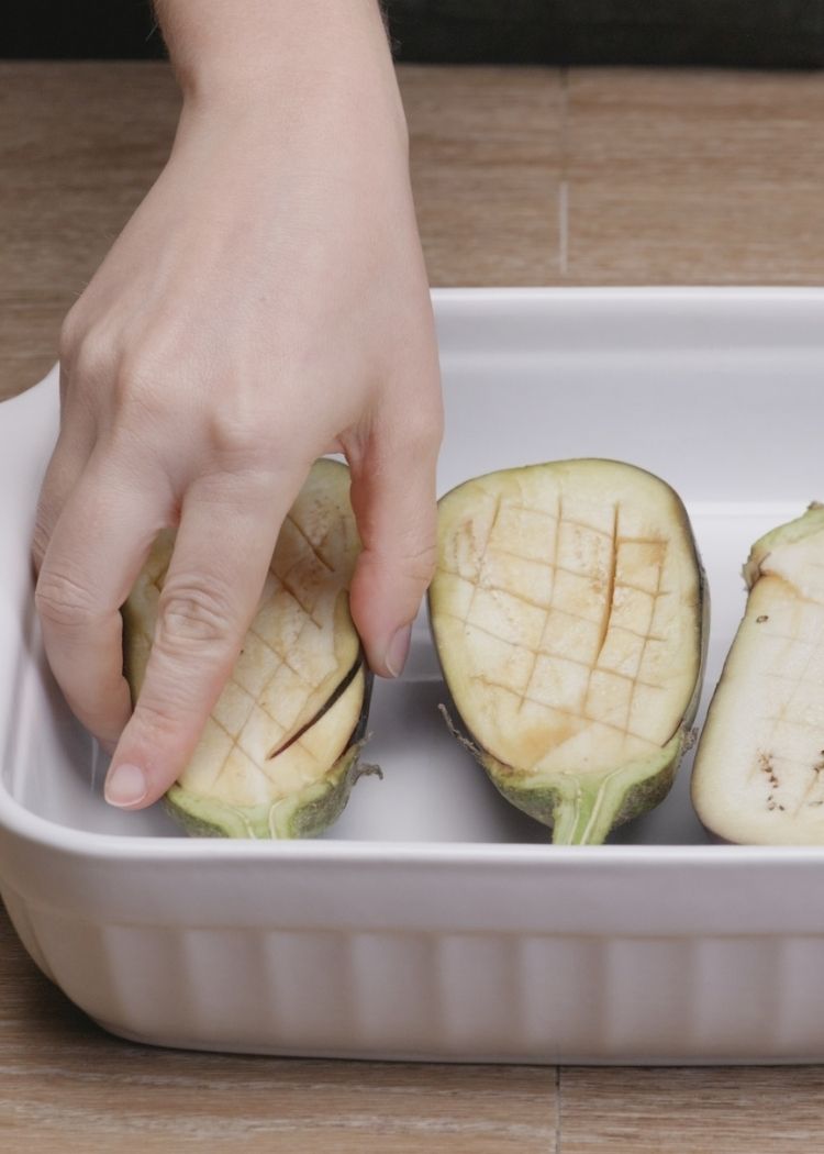 Cortar berenjenas para berenjenas rellenas