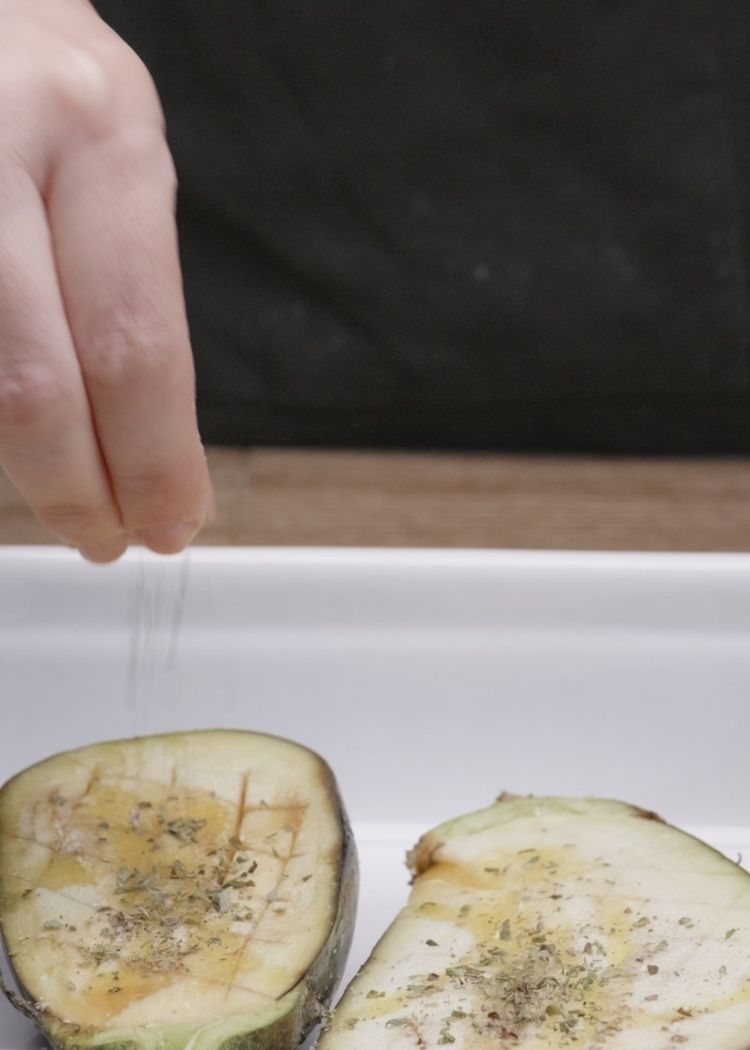 Añadir especias a berenjenas rellenas