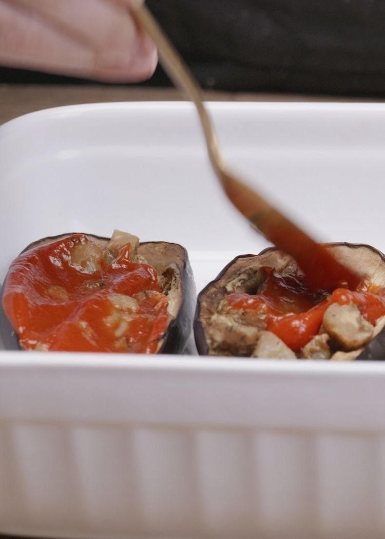 Añadir tomate a berenjenas rellenas