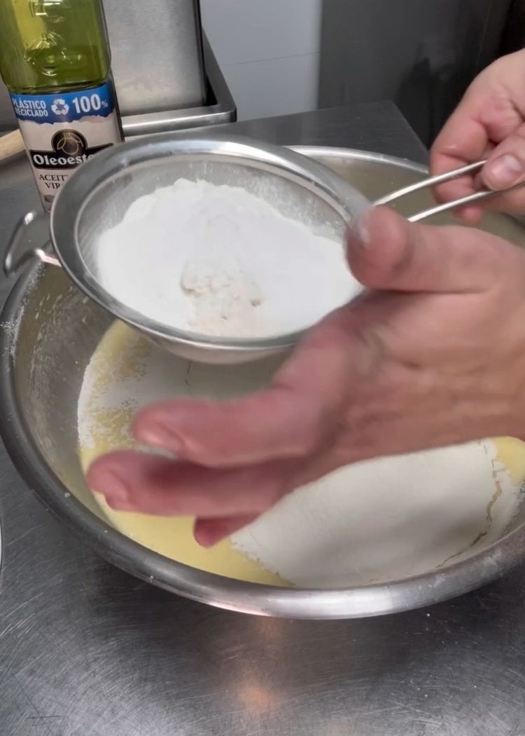 Tamizar harina para bizcocho de aceite de oliva virgen extra