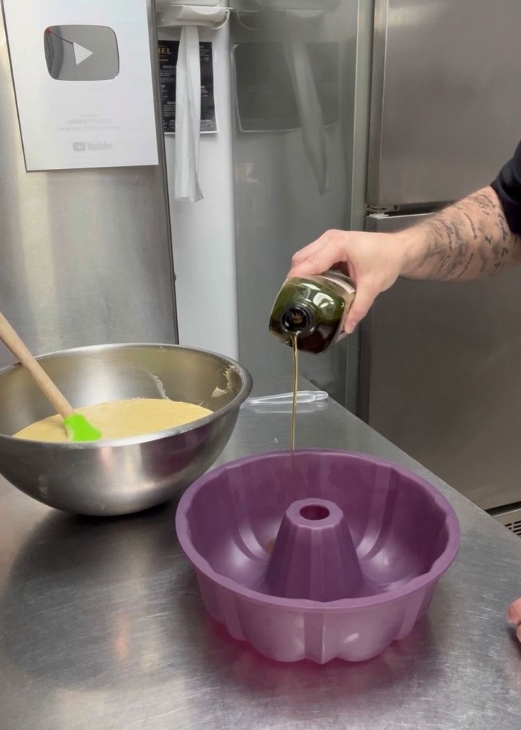 Echar aceite de oliva virgen extra a bizcocho de aceite de oliva virgen extra