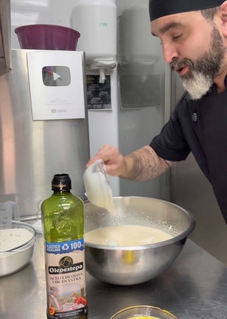 Añadir yogur a bizcocho de aceite de oliva virgen extra