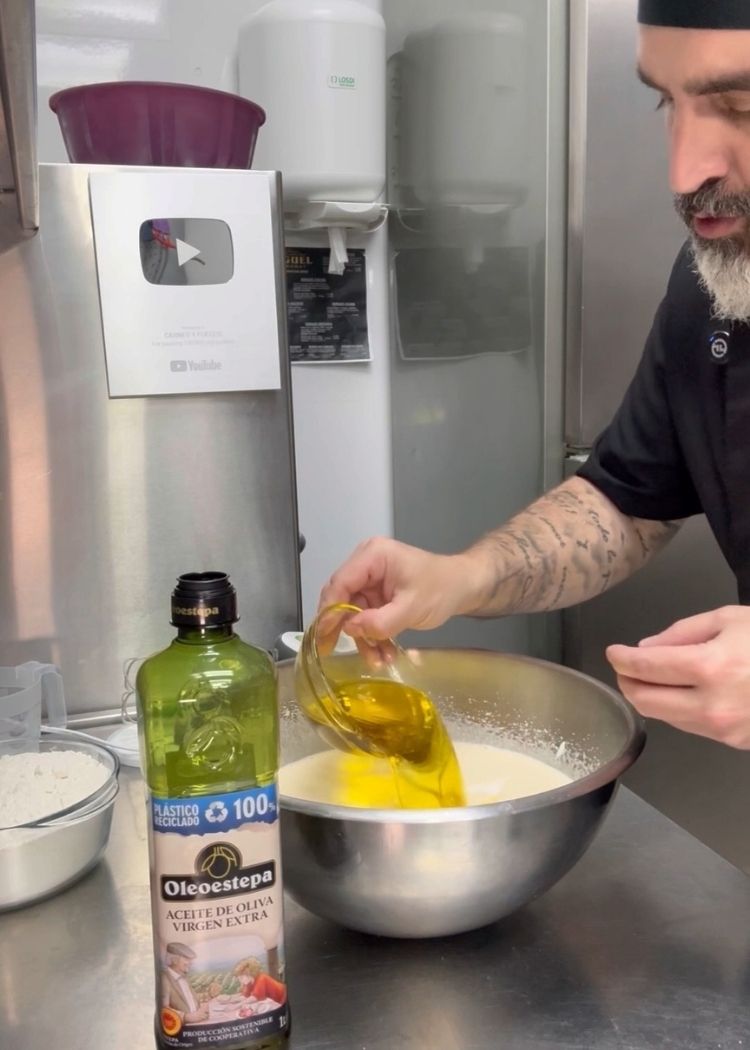 Añadir aceite de oliva virgen extra a base de bizcocho de aceite de oliva virgen extra