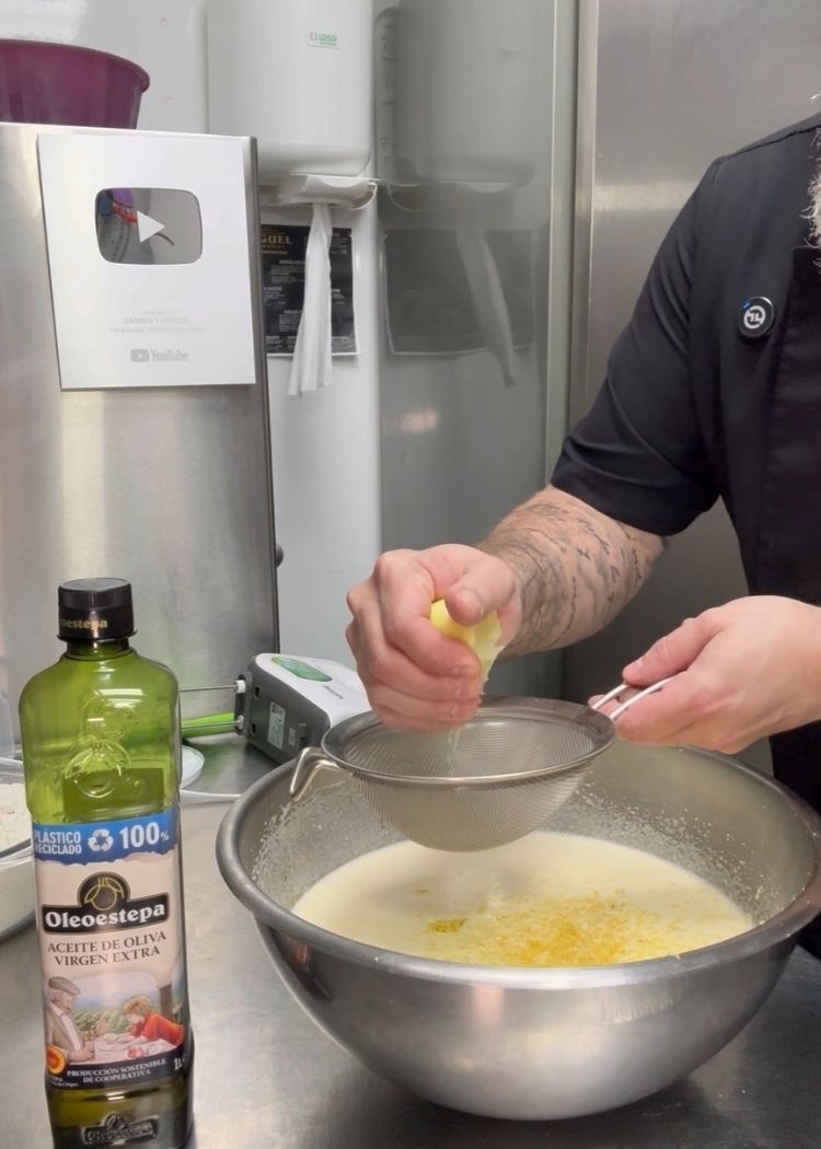 Rallar limón y zumo de limón a bizcocho de aceite de oliva virgen extra