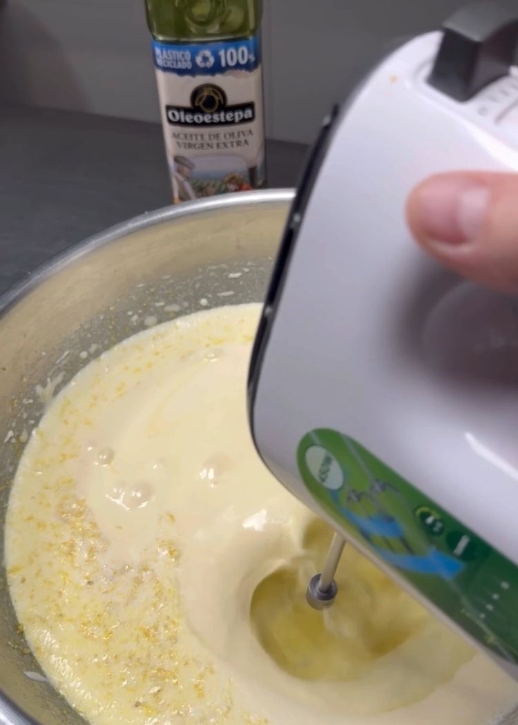 Batir de nuevo base de bizcocho de aceite de oliva virgen extra