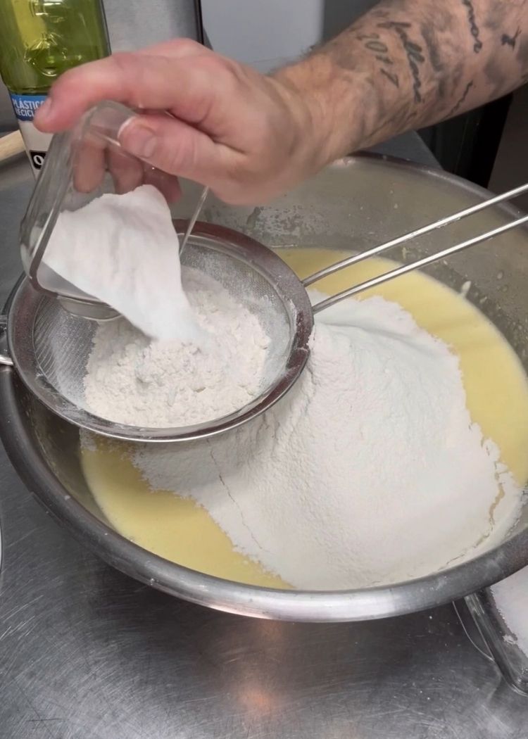 Añadir levadura a base de bizcocho de aceite de oliva virgen extra