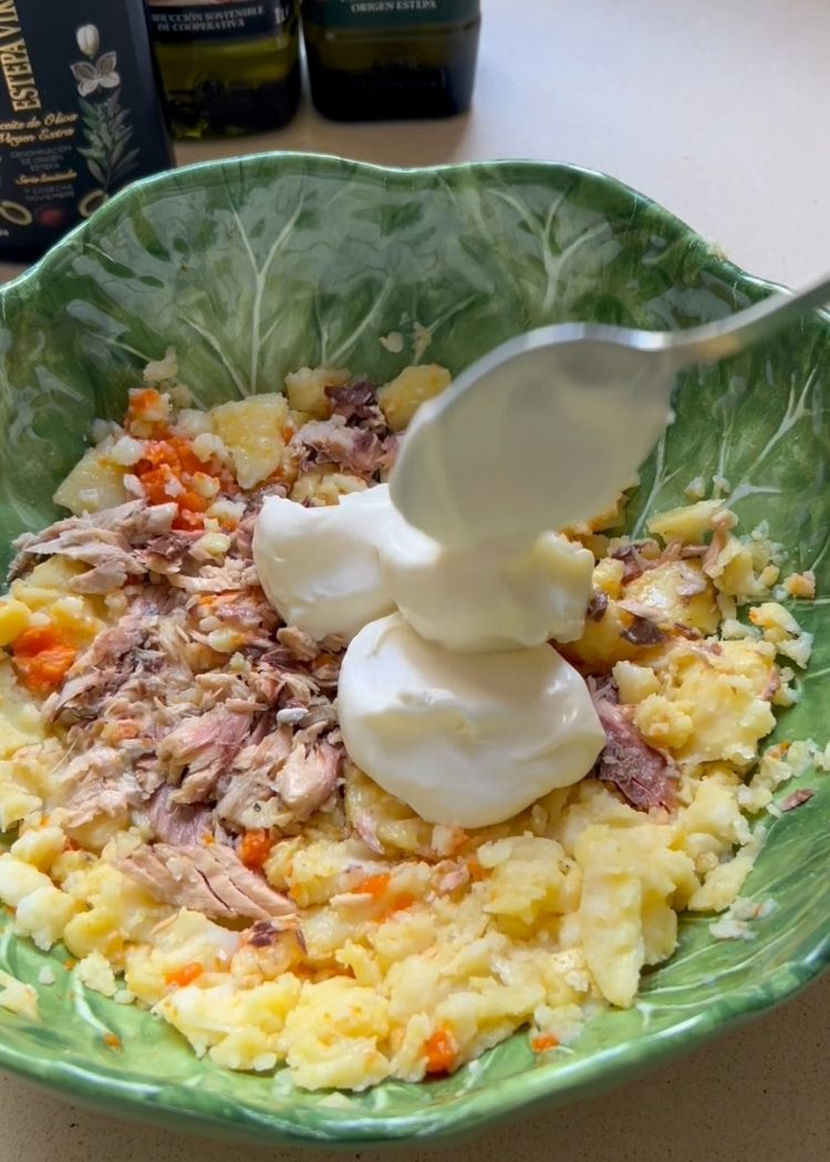 Añadir mayonesa para hacer Ensalada de puchero con huevo frito