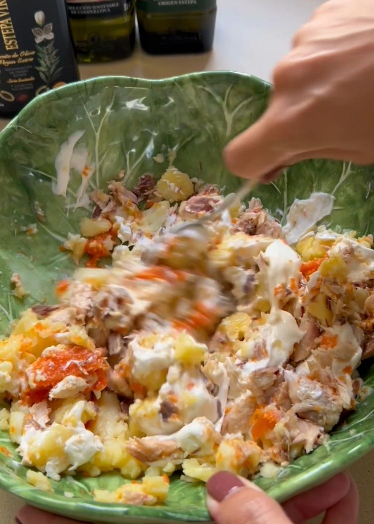 Mezclar Ensalada de puchero con huevo frito