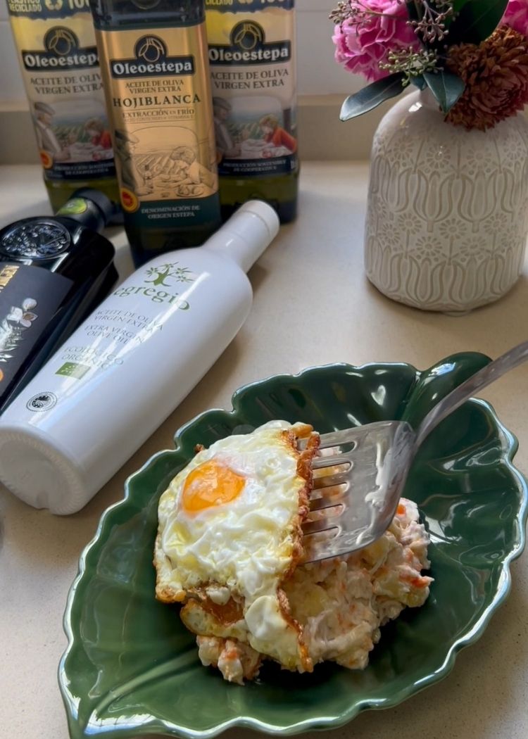 Servir Ensalada de puchero con huevo frito