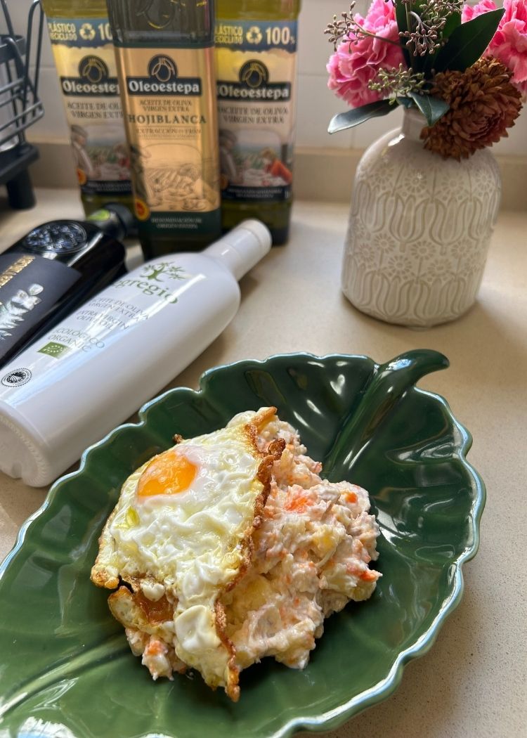 Presentación de Ensalada de puchero con huevo frito