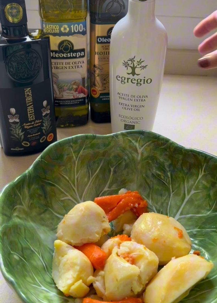 Apartar patatas y zanahorias del puchero para Ensalada de puchero con huevo frito